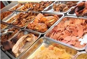 吓人！上海某店紫燕百味鸡食品柜内出现老鼠