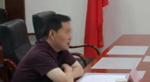 政法书记用“滚”字回复群众，目前已被离职！