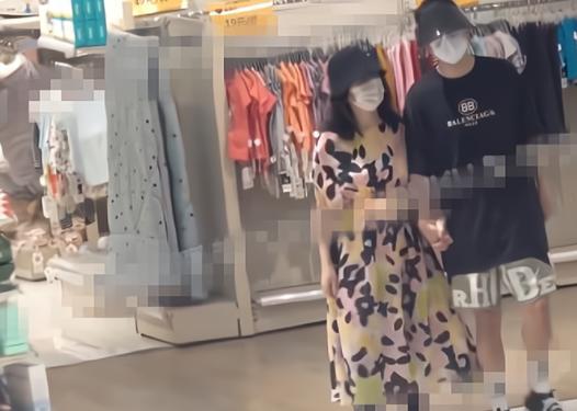 张杰谢娜带双胞胎女儿逛街被拍 双胞胎女儿正脸都太像张杰