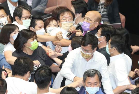 台湾省“行政院长”苏贞昌被泼水 蓝绿混战中苏贞昌10秒完成报告