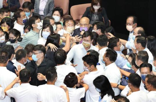 台湾省“行政院长”苏贞昌被泼水 蓝绿混战中苏贞昌10秒完成报告