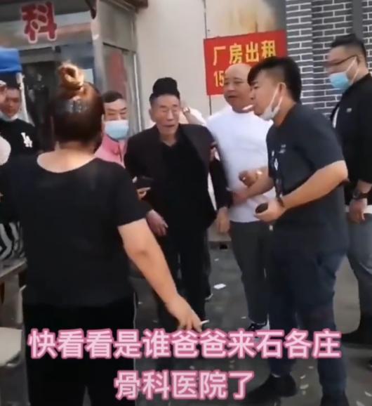 89岁杨少华疑身体抱恙看骨科 众人搀扶轮椅出行被曝在多地就医