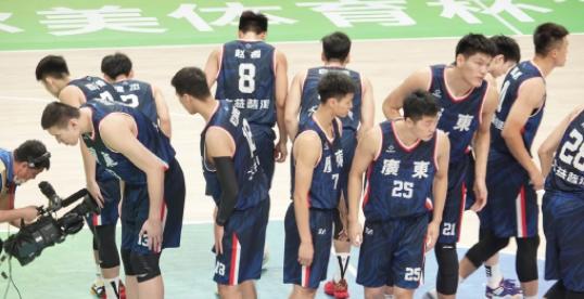 胡明轩签约新代言引起巨大争议 郭艾伦易建联曾因此被骂惨