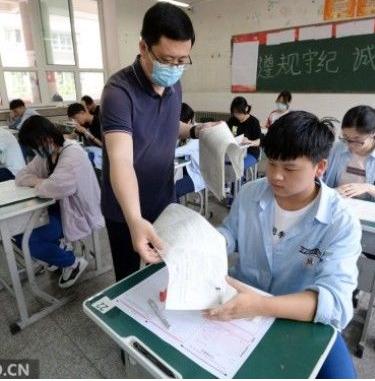 专家建议高考将外语改为选考，你同意这个观点吗？英语地位能否降低呢？