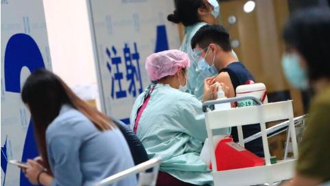 台湾医院为25人打150人份剂量疫苗，随后院方鞠躬致歉……