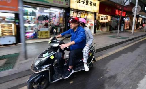 长沙近期关于38岁英语硕士跑摩的引发网友热议！ 长沙英文超牛的摩的师傅火了！