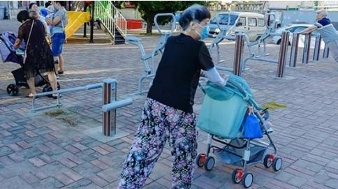 老漂族现状:语言不通 融入新生活难，怕拖累子女，又怕孤独……