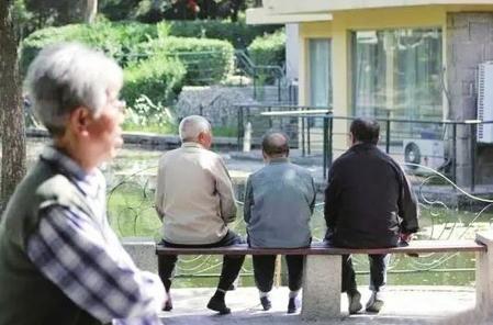 老漂族现状:语言不通 融入新生活难，怕拖累子女，又怕孤独……