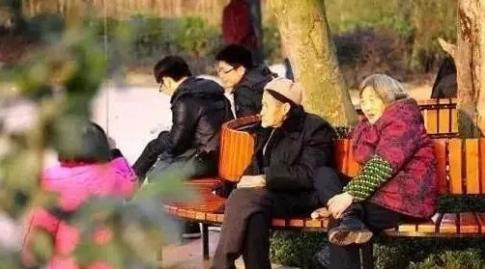 老漂族现状:语言不通 融入新生活难，怕拖累子女，又怕孤独……