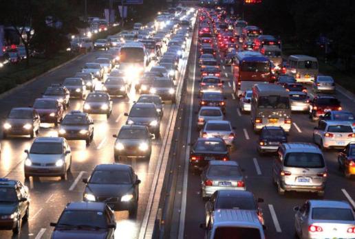 拥堵路段驾驶小技巧分享 学会这些方法开车不仅安全还省油 拥堵路段驾驶小技巧分享 学会这些方法开车不仅安全还省油