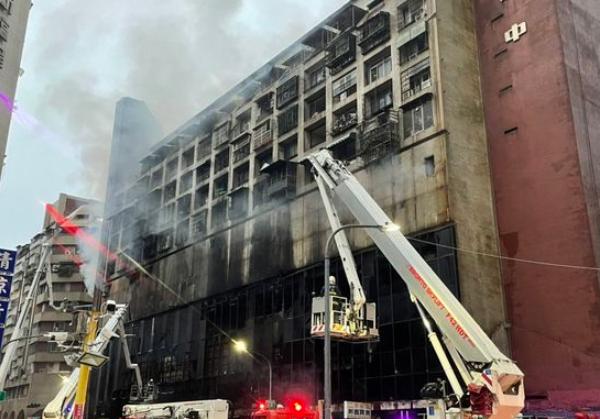 台湾大楼火灾致12死34伤 因抢救不及整栋楼陷火海