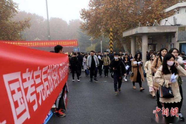 近7成招录计划专招应届生？2022年国考本月开始起报名！