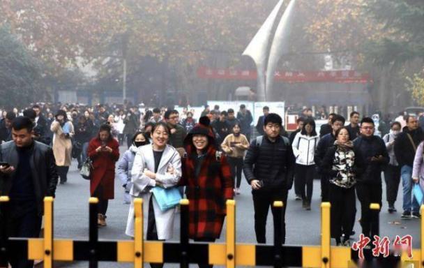 近7成招录计划专招应届生？2022年国考本月开始起报名！