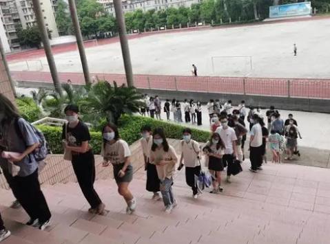兰州市中小学生紧急停课；甘肃逾69万名师生开展核酸检测，大家众志成城抵抗此次疫情
