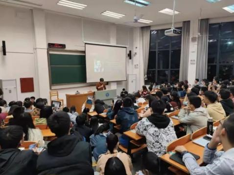 武大恋爱课“爆火”？教会大家如何学会沉浸式恋爱，挤不进去的都说“没恋爱谈了”？