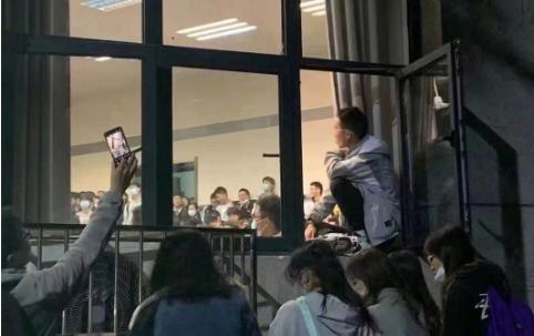 武大恋爱课“爆火”？教会大家如何学会沉浸式恋爱，挤不进去的都说“没恋爱谈了”？