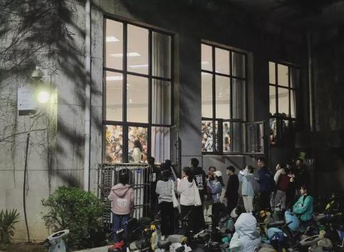 武大恋爱课“爆火”？教会大家如何学会沉浸式恋爱，挤不进去的都说“没恋爱谈了”？