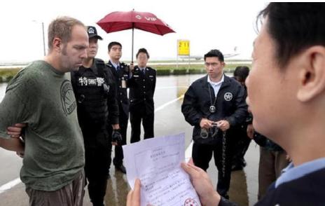 中国通缉犯在美被捕:也骗了美政府_在美国潜逃因400亿非法集资涉嫌签证欺骗被捕！