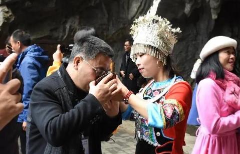 孟晚舟游张家界喝拦门酒，网友感叹：祖国山水最美、人也热情_重要的是也最安全