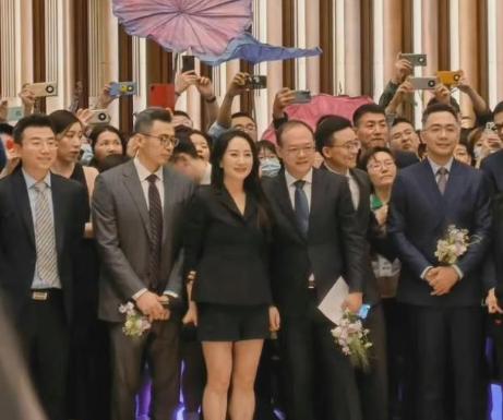 孟晚舟游张家界喝拦门酒，网友感叹：祖国山水最美、人也热情_重要的是也最安全