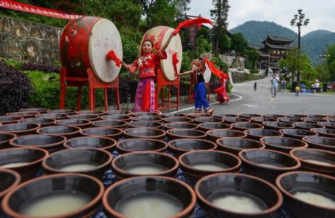 孟晚舟游张家界喝拦门酒，网友感叹：祖国山水最美、人也热情_重要的是也最安全