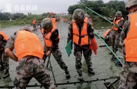 解放军在闽南水域进行渡河作战演练；浮桥架设现场画面曝光_超震撼！