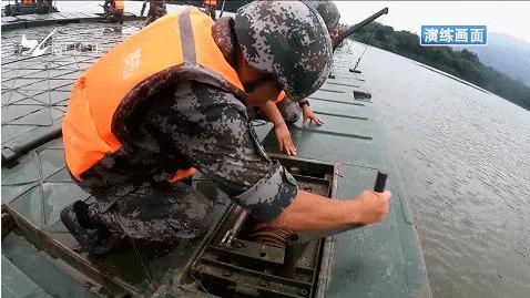 解放军在闽南水域进行渡河作战演练；浮桥架设现场画面曝光_超震撼！