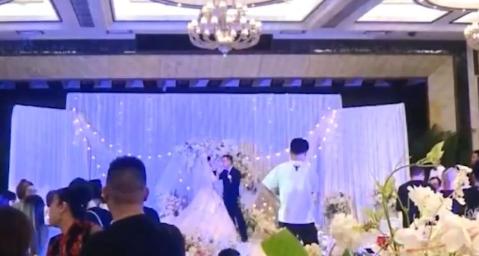 男子办婚礼收同事礼金被举报！退还礼金并道完歉被公司劝其离职！