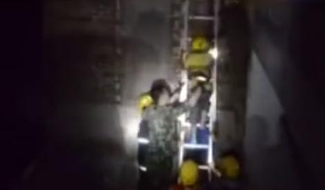 消防员坠楼死死护住女童自己牺牲！年仅27岁的他为了救助两岁女孩不幸坠楼牺牲……