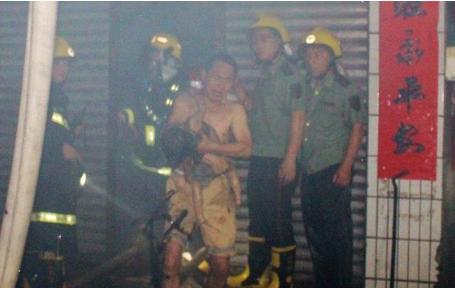消防员坠楼死死护住女童自己牺牲！年仅27岁的他为了救助两岁女孩不幸坠楼牺牲……