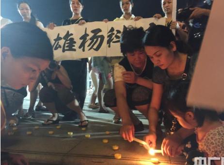 消防员坠楼死死护住女童自己牺牲！年仅27岁的他为了救助两岁女孩不幸坠楼牺牲……
