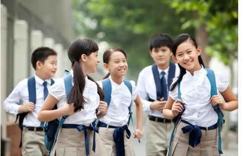 中小学校服变相强卖？教育部门应当加大力度打击中小学关于强买强卖等问题！