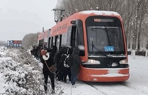 沈阳遭遇暴雪 市民街头用力推轻轨！乘客纷纷下来齐心协力喊“一二一”助力推车！