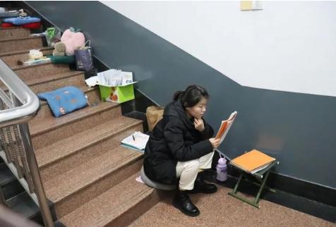 高校图书馆内阿姨扫出满簸箕头发……现在的大学生为了考研能有多拼！没有哪一个人愿意躺平！