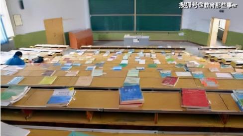 高校图书馆内阿姨扫出满簸箕头发……现在的大学生为了考研能有多拼！没有哪一个人愿意躺平！