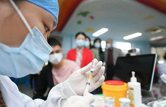 哪些人需要接种新冠疫苗加强针?加强针能防住高度变异的病毒吗?