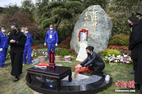 袁隆平安葬仪式上这句话让人破防：人生就像一粒种子，要做一粒好种子！墓上放了两碗米瞬间让人破防！
