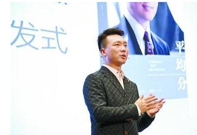 康辉错过母亲最后一面在飞机上落泪；生活总有许多事情值得我们取舍！曾后悔没和母亲多拍几张合照！
