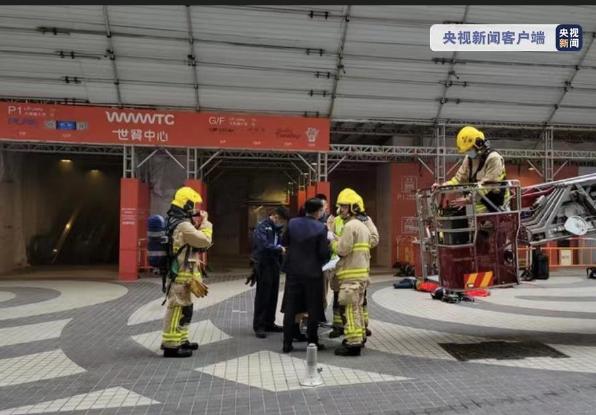 香港铜锣湾世贸中心突发大火；被困人员全部获救  14人送院治疗！逾100人被困5楼平台！