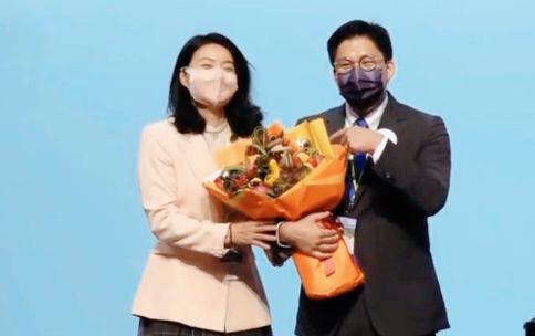 霍启刚任香港立法会议员 郭晶晶献花；夫妻恩爱同心成就一段佳话！