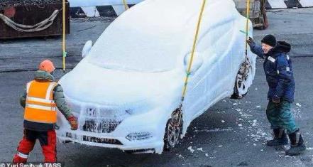 俄罗斯一艘货轮装载汽车被冰封 结上最厚15厘米冰壳