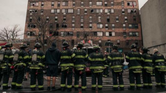 美国纽约一公寓突发大火已致19死 或因电加热器引发