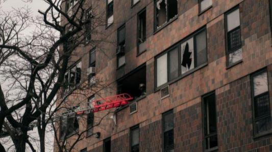 美国纽约一公寓突发大火已致19死 或因电加热器引发