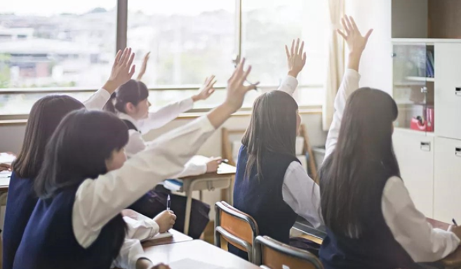 2020年基础教育普及程度提升，学校的办学条件焕然一新。
