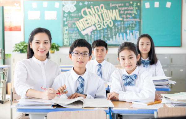 2020年基础教育普及程度提升，学校的办学条件焕然一新。