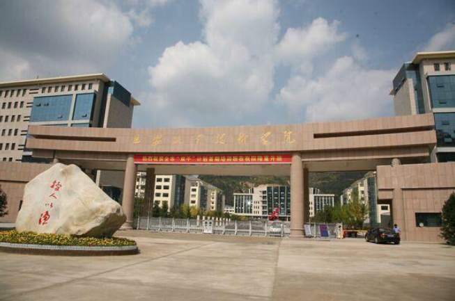 我国师资队伍建设突出职业教育类型特色，治理模式创新引导学校管理制度改革。