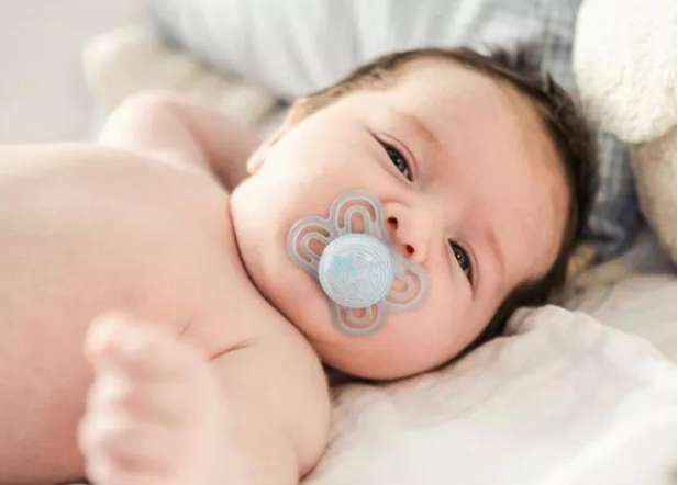 婴儿出生后3~6周内，千万不要给婴儿奶瓶和橡胶奶嘴，不要喂补充性的配方奶！