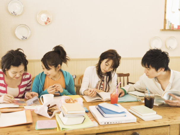 学校名字应合乎相关法律法规规章制度等有关要求，学校应该明确规范通称。