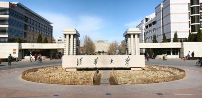 高等教育是一个动态的历史概念，高等教育与社会发展之间的关系。