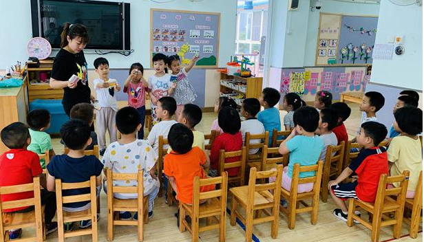 “鹤发银丝映日月,丹心热血沃新花”,老师经常被比作园丁,赞誉其辛勤育人的品格
